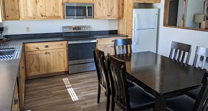 Tranquil 4-bedroom house with AC in charming Weed