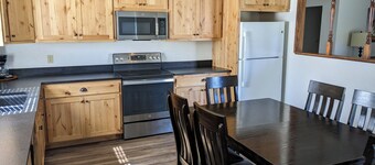 Tranquil 4-bedroom house with AC in charming Weed