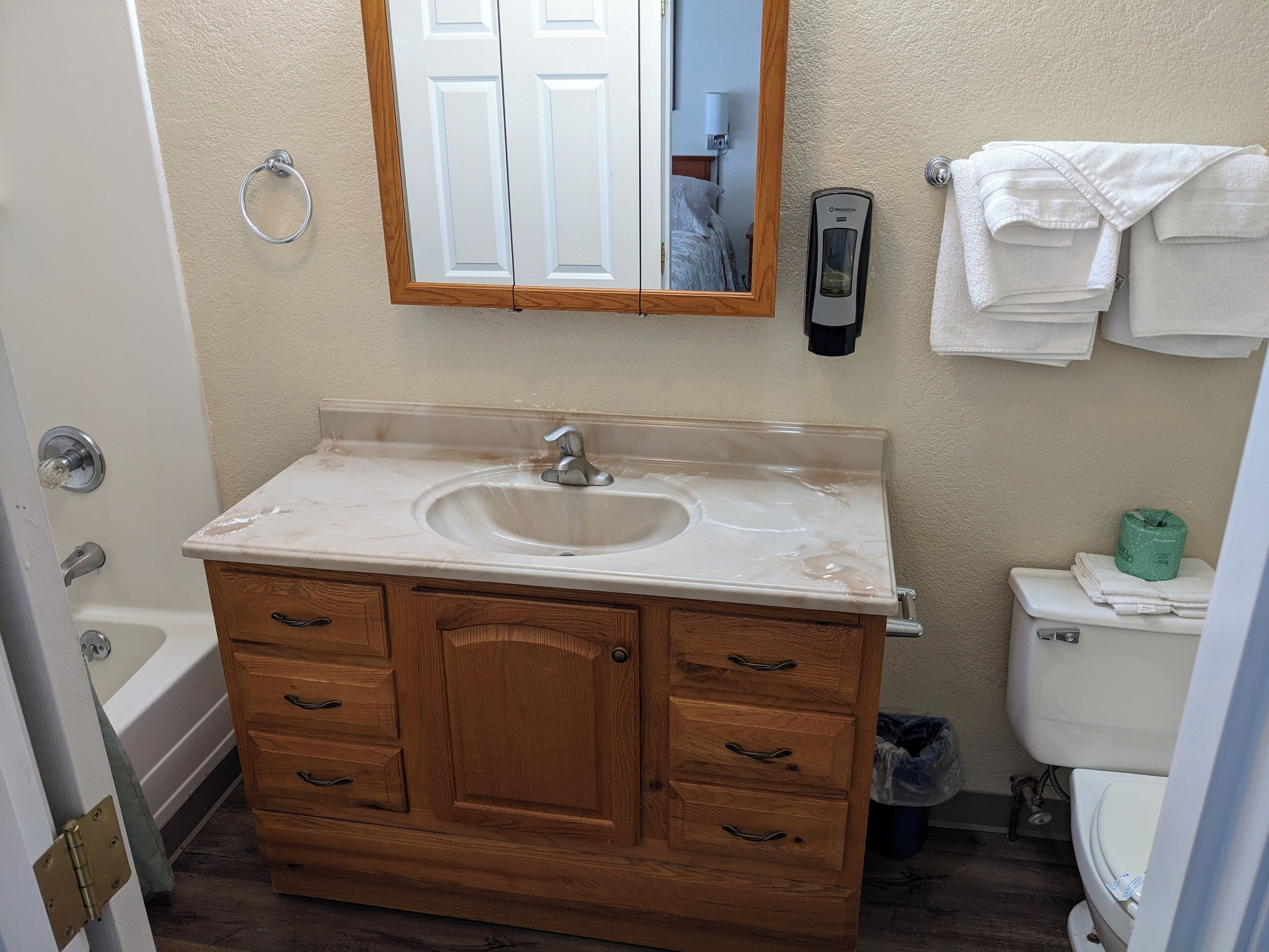 ヘアドライヤー、タオル、石鹸、トイレットペーパー