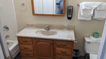 Asciugacapelli, asciugamani, sapone, carta igienica