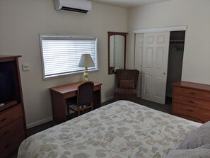 Tabla de planchar con plancha, wifi y ropa de cama