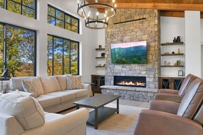 TV connectée, cheminée, livres