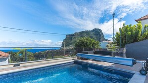 A swimming pool with a view of a mountain and the sea. - Villa Alves by Atlantic Holiday (Santana)