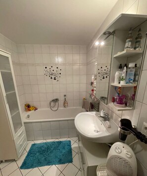 Haartrockner, Handtücher, Seife, Toilettenpapier