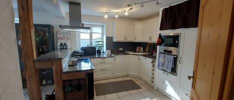 電子レンジ、オーブン、コンロ、食器洗い機