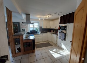 Mikroaaltouuni, uuni, liesi, astianpesukone