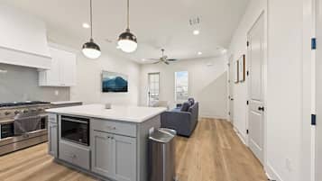 Jääkaappi, mikroaaltouuni, uuni, liesi