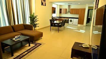 Een kluis op de kamer, een bureau, verduisterende gordijnen