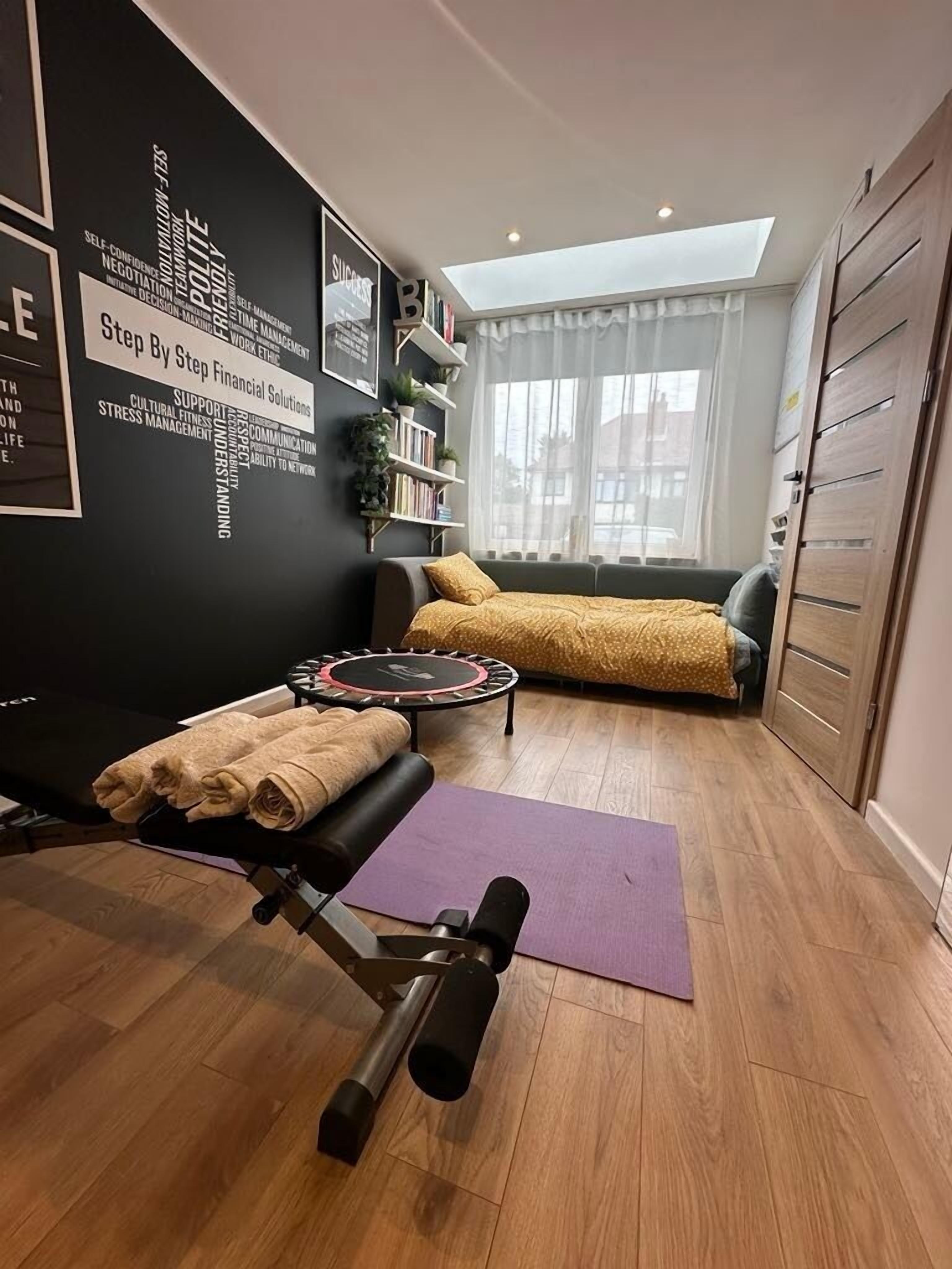 5 bedrooms, iron/ironing board, Internet, bed sheets