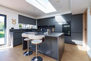 Fridge, microwave, oven, coffee/tea maker - Open Mind Property - Escape to the New Forest Edge (Southampton)