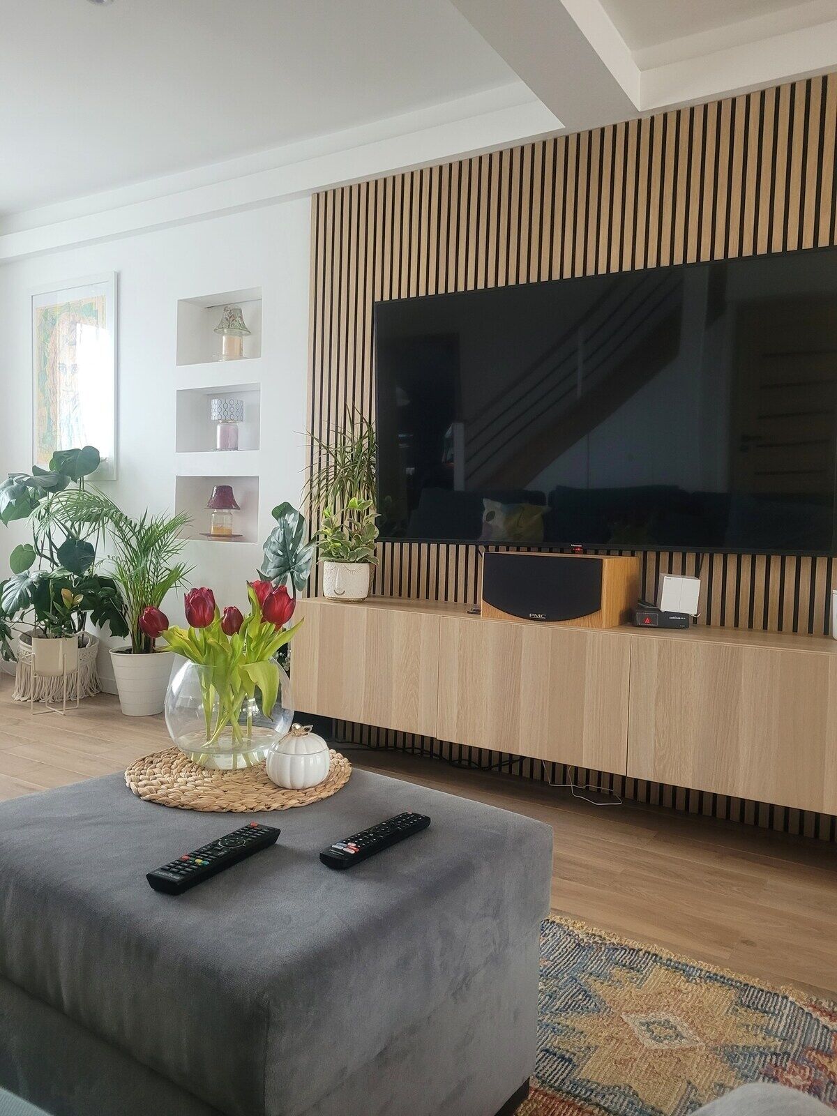 Una televisión, un futbolín