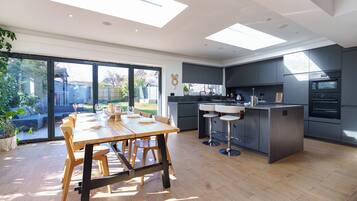 Fridge, microwave, oven, coffee/tea maker