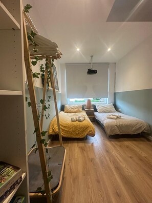 5 bedrooms, iron/ironing board, Internet