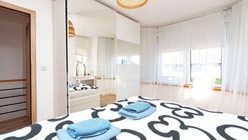 5 bedrooms, iron/ironing board, Internet