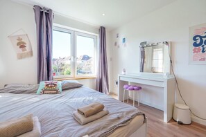 5 bedrooms, iron/ironing board, internet - Open Mind Property - Escape to the New Forest Edge (Southampton)