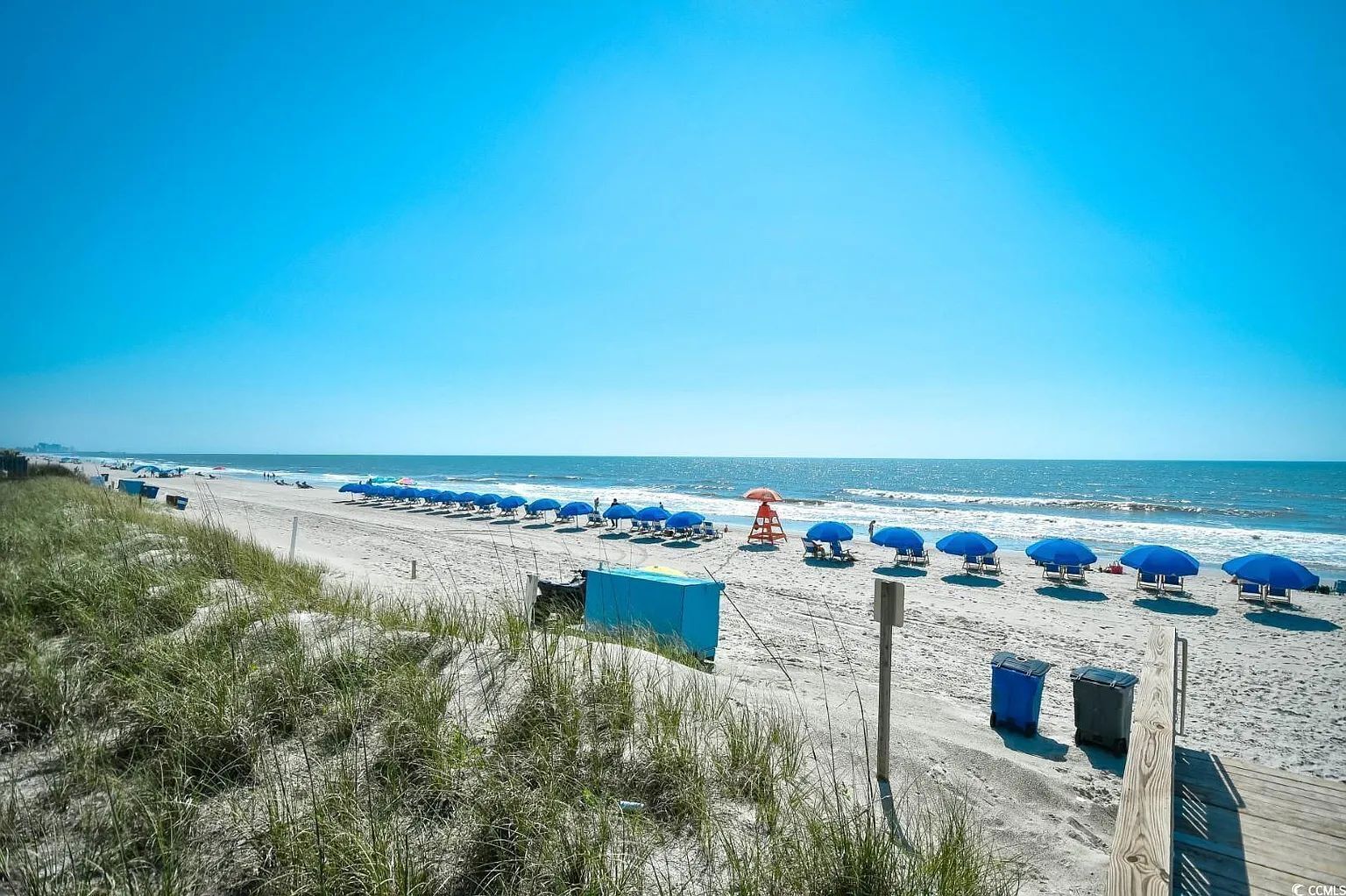 På stranden, solsenger og strandhåndklær