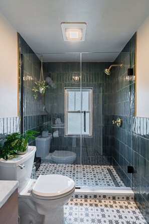Serviettes fournies, papier toilette