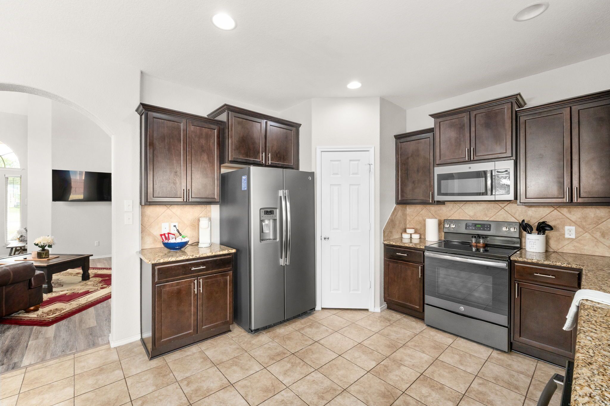 Micro-ondes, four, plaque de cuisson, lave-vaisselle