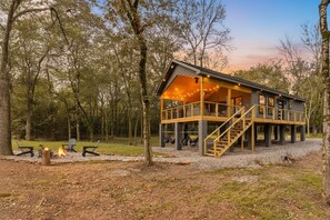Property grounds - River Front Retreat with Private Hot Tub and Fishing in Historic Hot Springs (Fountain Lake)