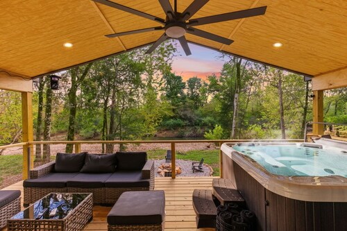 River Front Retreat with Private Hot Tub and Fishing in Historic Hot Springs