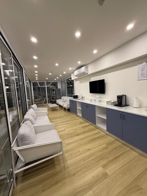 朝食 (ビュッフェ)、毎日提供 (無料)