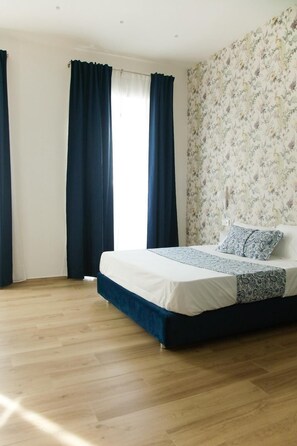 خزنة داخل الغرفة ومكتب ومساحة عمل للكمبيوتر المحمول وستائر تعتيم