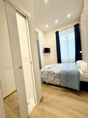 Camera letto king | イ  タリアのフレッテ製シーツ、高級寝具、羽毛の掛け布団、低反発ベッド