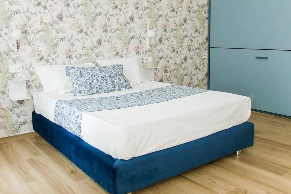 خزنة داخل الغرفة ومكتب ومساحة عمل للكمبيوتر المحمول وستائر تعتيم