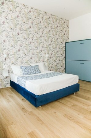 خزنة داخل الغرفة ومكتب ومساحة عمل للكمبيوتر المحمول وستائر تعتيم