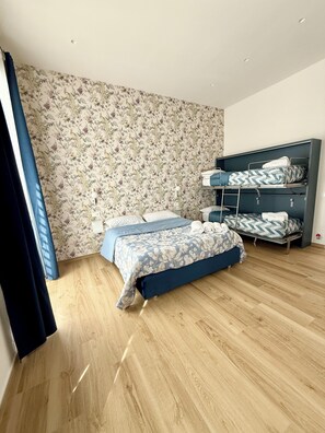 Vierpersoonskamer, uitzicht op de binnenplaats | Een kluis op de kamer, een bureau, een laptopwerkplek