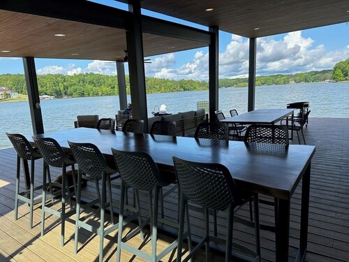 Private Lakefront Cottage with Panoramic Views
