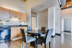 Dining - Modern West Loop Gem-City Views & Prime Location 5 (Chicago)