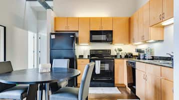 Kühlschrank, Mikrowelle, Ofen, Geschirrspüler