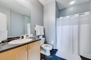 Shower, hair dryer, towels, shampoo - Modern West Loop Gem-City Views & Prime Location 5 (Chicago)