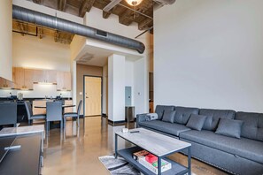 TV, offices - Modern West Loop Gem-City Views & Prime Location 5 (Chicago)