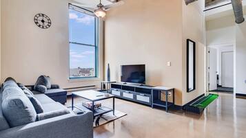 Een televisie en een kantoor