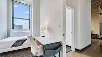 4 chambres, bureau, fer et planche à repasser, lit de bébé portatif