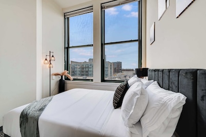 Modern West Loop Gem-City Views & Prime Location 5