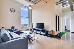 TV, offices - Modern West Loop Gem-City Views & Prime Location 5 (Chicago)