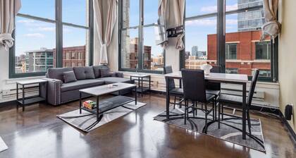 Modern West Loop Gem-City Views & Prime Location 1