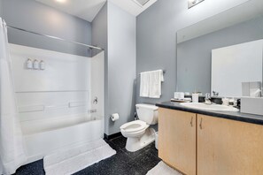 Douche, sèche-cheveux, serviettes fournies, shampoing