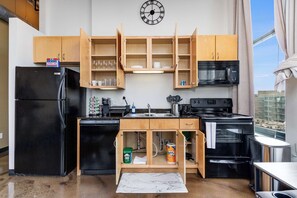 Een koelkast, een magnetron, een oven, een vaatwasser