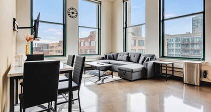 Modern West Loop Gem-City Views & Prime Location 4