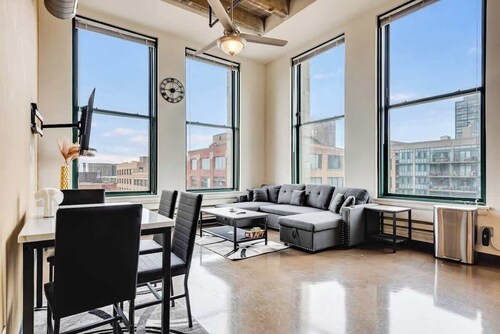 Modern West Loop Gem-City Views & Prime Location 4