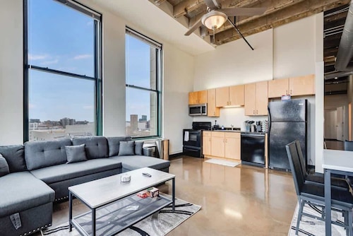 Modern West Loop Gem-City Views & Prime Location 4