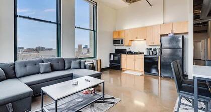 Modern West Loop Gem-City Views & Prime Location 4