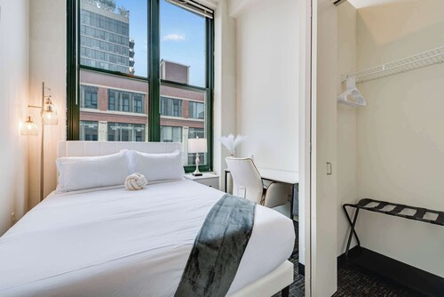 Modern West Loop Gem-City Views & Prime Location 3