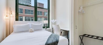 Modern West Loop Gem-City Views & Prime Location 3