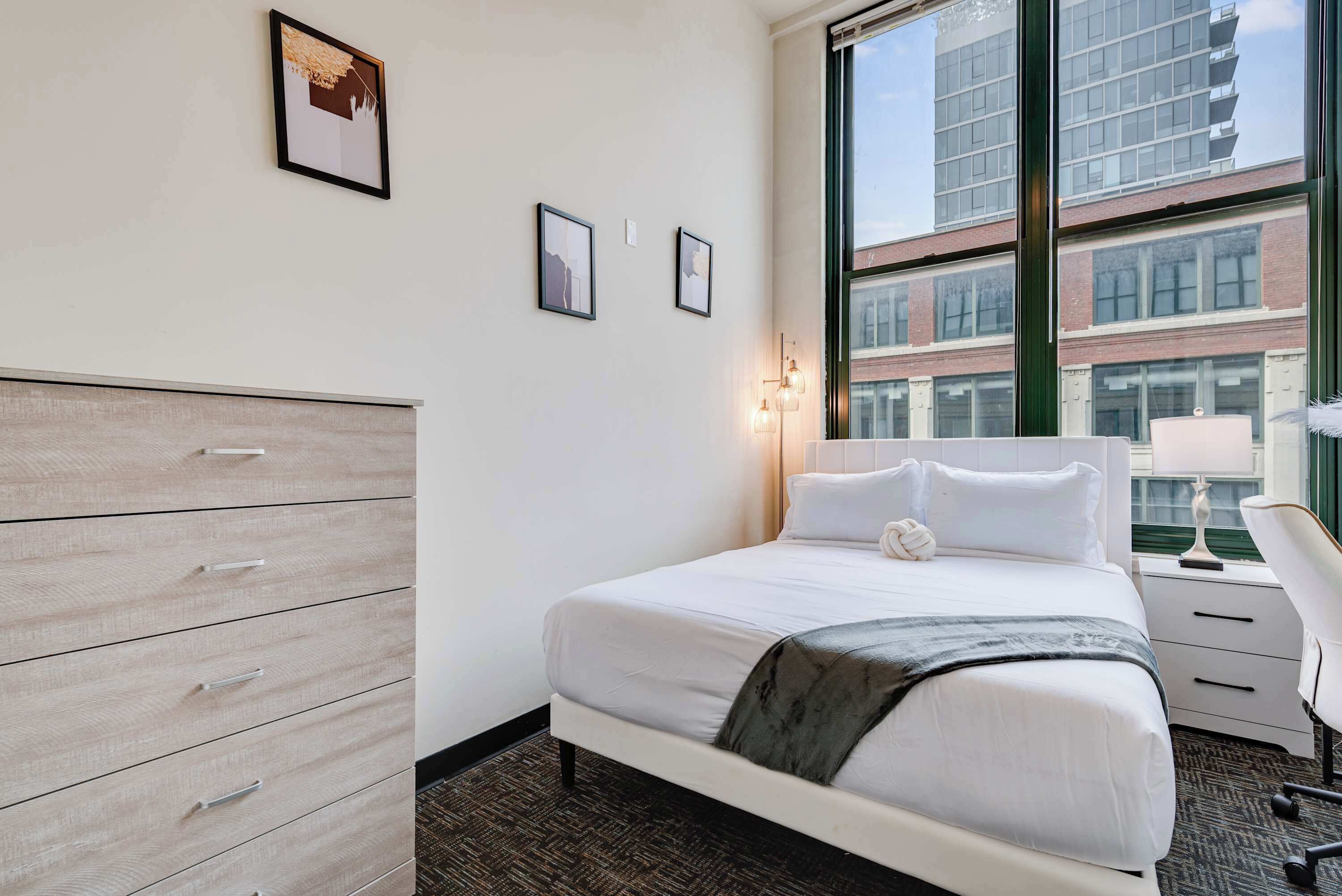 4 makuuhuonetta, silitysrauta/-lauta, vauvan matkasänky, Wi-Fi