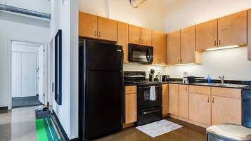 Geladeira, micro-ondas, fogão, lava-louças